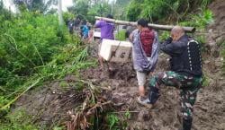 Longsor Tutup Badan Jalan di Tana Toraja Personel TNI Bantu Warga Lewati Longsor untuk Beraktivitas