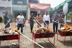 Kejari Cilegon Musnahkan 2 Juta Batang Rokok, Helldy: Kita Perangi Hal-hal Negatif