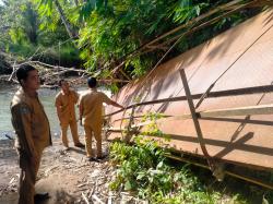 Jembatan Putus, Ratusan Petani Air Besi Kesulitan Jual Hasil Bumi