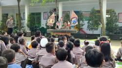 Marak Isu Penculikan Anak, Polisi Edukasi Murid TK dengan Media Wayang