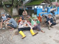 Momen Akrab Kapolsek Bantarbolang Bersama Warga, Ikut Turun Bersihkan Selokan Cegah Banjir