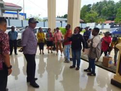 Tuntut Keadilan Soal Sengketa Tanah, Para Guru SMA Negeri 2 Demo Pengadilan Negeri  Sorong