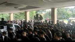 Somasi MWA Belum Dicabut, Mahasiswa FKOR UNS Turun Gelar Demo Jilid II