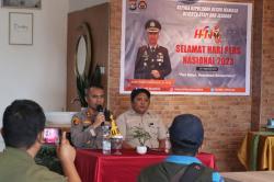 Hari Pers Nasional 2023, Kapolres Mamasa Ngopi dan Ngobrol Bareng Wartawan