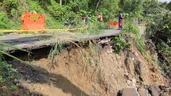 Di Guyur Hujan Deras Seharian Jalan Utama antar Kecamatan di Boyolali Longsor