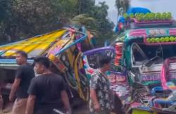 Ugal-ugalan di Jalan, Bus Murni Vs Truk Jagung adu Banteng di Brastagi