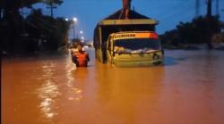 Banjir Bandang Terjang Jalan Akses Mojokerto-Pasuruan