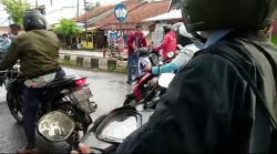 Hati-hati! Akibat Curah Hujan Tinggi Jalanan Licin, Siswa Sekolah Tergelincir Jatuh dari Motor