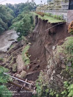 Hujan Deras Guyur Bondowoso, Dinding Tebing Jembatan Longsor