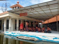 Banjir Tak Kunjung Surut, Pembelajaran Siswa Diungsikan ke Masjid