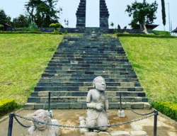 Misteri Jalur Pendakian Candi Cetho,  Di Percaya Sebagai Pintu Masuk Dunia Gaib