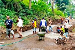 Gotong-royong Bersama Warga, Orang Muda Ganjar  Perbaiki Jalan Rusak di Ende NTT