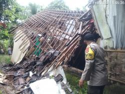 Hujan Deras Seharian, Rumah Bilik Seorang Lansia di Lebak Ambruk saat Ditinggal Shalat ke Mushala