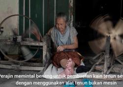 Selayang Pandang  Nenek Tua Buat Kerajinan Kain Tenun dengan Alat Tradisional