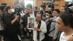 Keluarga Bawa Foto Brigadir J ke Ruang Sidang, Jelang Vonis Ferdy Sambo