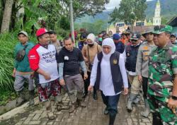 Gubernur Jatim Tinjau Banjir Bandang Ijen, Anggarkan Relokasi Warga Terdampak