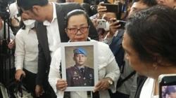 Ibu Brigadir J Menangis Usai Ferdy Sambo Divonis Mati