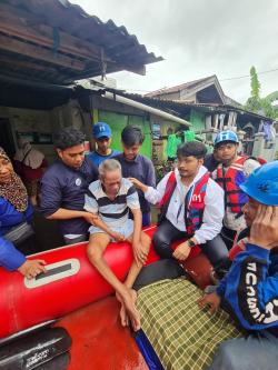 Tangis Haru Bapak Yusuf, Lansia Korban Banjir Dibantu dr Udin Malik ke Pengungsian