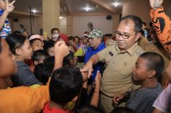 Danny Pomanto Bareng Indomaret Salurkan Bantuan ke Pengungsi Al Abrar Alauddin