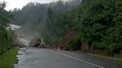 Tebing di Lereng Gunung Lawu Longsor, Akses Jalan Tembus Jateng-Jatim Via Cemoro Kandang Putus