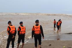 Tim SAR Batalyon C Brimob Polda Banten Diterjunkan Cari Korban Tenggelam di Pantai Cisiih Lebak