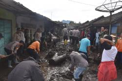 Pasca Banjir Bandang Ijen, Petugas Gabungan Bersihkan Material yang Tersisa