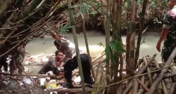 Dramatis, Polisi Selamatkan Pria yang Diduga Hendak Bunuh Diri di Sungai