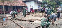 Semangat Gotong-royong Anggota Kodim 0602/Serang Berbaur dengan Masyarakat