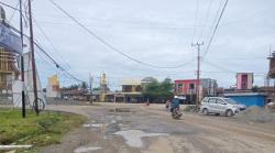 Hati-hati Cipratan Air saat Melewati Jalan Bundaran Benteng Tobadak Mamuju Tengah