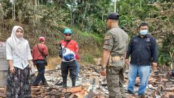 Hari Jadi Garut Ke-210, Anggota DPRD Garut Berikan Bansos di Singajaya