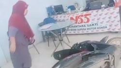 Viral! Tak Terima Ditarik Leasing, Emak-Emak Pilih Hancurkan Motor dengan Kursi