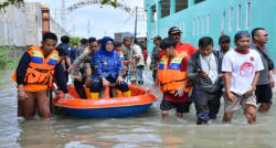 Banjir Kepung Sukoharjo, Bupati Naik Perahu Datangi Lokasi Serahkan Bantuan