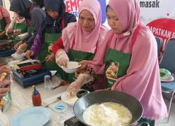 Serunya Ibu-Ibu Semolowaru Belajar Memasak Sambil Ditunggui Anggota DPRD Surabaya