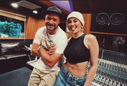 Agnez Mo Rela Bawa Cobek ke Amerika Demi Bisa Menikmati Sambal Terasi