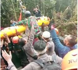 TNI Akhirnya Berhasil Terbangkan Kapolda Jambi dari Dalam Hutan