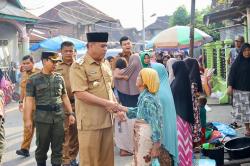 Bupati Madina Kembali Bagikan Gajinya Kepada Warga