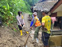 Kapolres Kuningan AKBP Dhany Aryanda Kerja Bakti Bersihkan Material Longsor yang Menimpa Rumah Warga