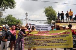 Jalan Sejauh 1 KM, Ratusan Warga Demo di Depan Balai Desa Kemangsen Sidoarjo