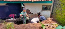 Longsor Terjang Dinding Sekolah di Warungpring hingga Jebol, Koramil Moga Bantu Evakuasi