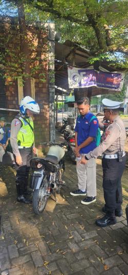 Petugas Tilang Sejumlah Pemotor Gunakan Knalpot Brong yang Mengganggu Masyarakat
