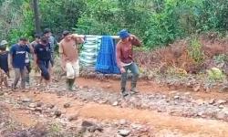 Lagi, Warga Sakit di Lebak Terpaksa Ditandu 5 Km dengan Kain Sarung Gegara Jalan Rusak