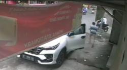 Aksi Pencurian Uang Tunai Rp200 Juta Dalam Sebuah Mobil di Lumajang Terekam CCTV