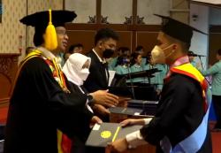 Wisuda Bareng di UNS, Ibu dan Anak Kompak Raih Cumlaude