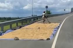 Waduh!  Petani Jemur Padi di Flyover, Tutupi Setengah Badan Jalan