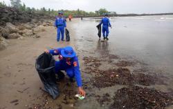 Jaga Lingkungan Asri, Kapolres Lhokseumawe Kerahkan Polairud Bersihkan Pantai Ujung Blang