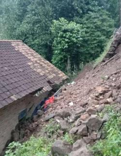 Rumah Warga di Kampung Ciara Ginggang Kecamatan Puloampel Tertimpa Tanah Longsor