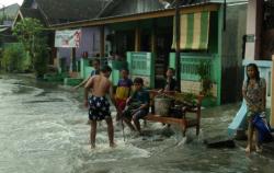 Tanggul Kali Jebol, Puluhan Rumah Warga Sukoharjo Terendam Banjir