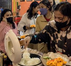 Salut! Ayam Goreng Nelongso Gelorakan Program Nelongso Peduli Pendidikan