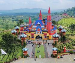 Dijuluki Disneyland Jawa Barat, Intip Keseruan Florawisata D’Castello di Subang