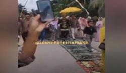 Duh,  Sajadah Bergambar Masjid Jadi Alas Kaki Pernikahan, Bikin Gaduh!